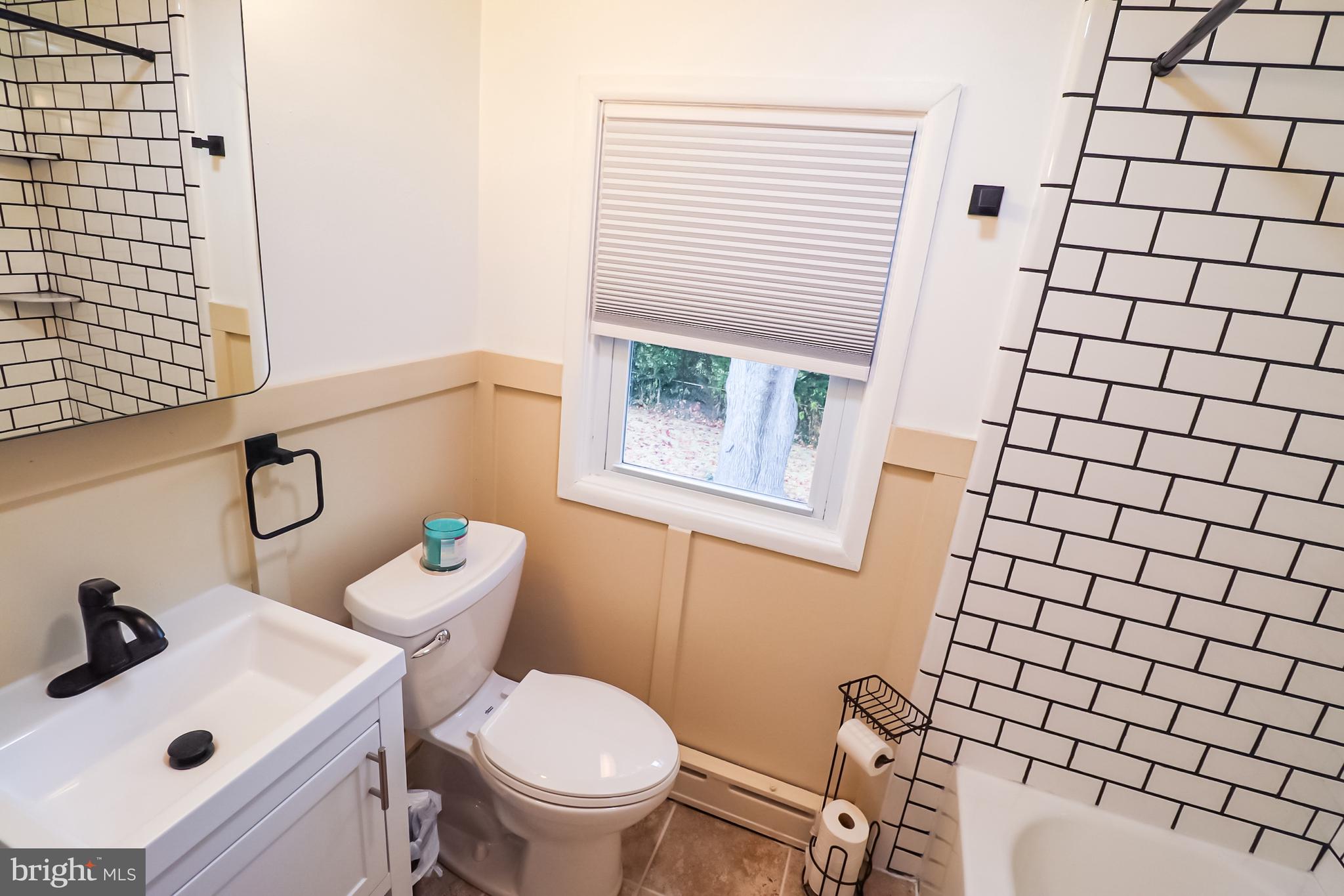 117 Devonshire Road Wilmington, DE 19803 - Photo 20 of 27 Bathroom 2 upper level, with tiled surround