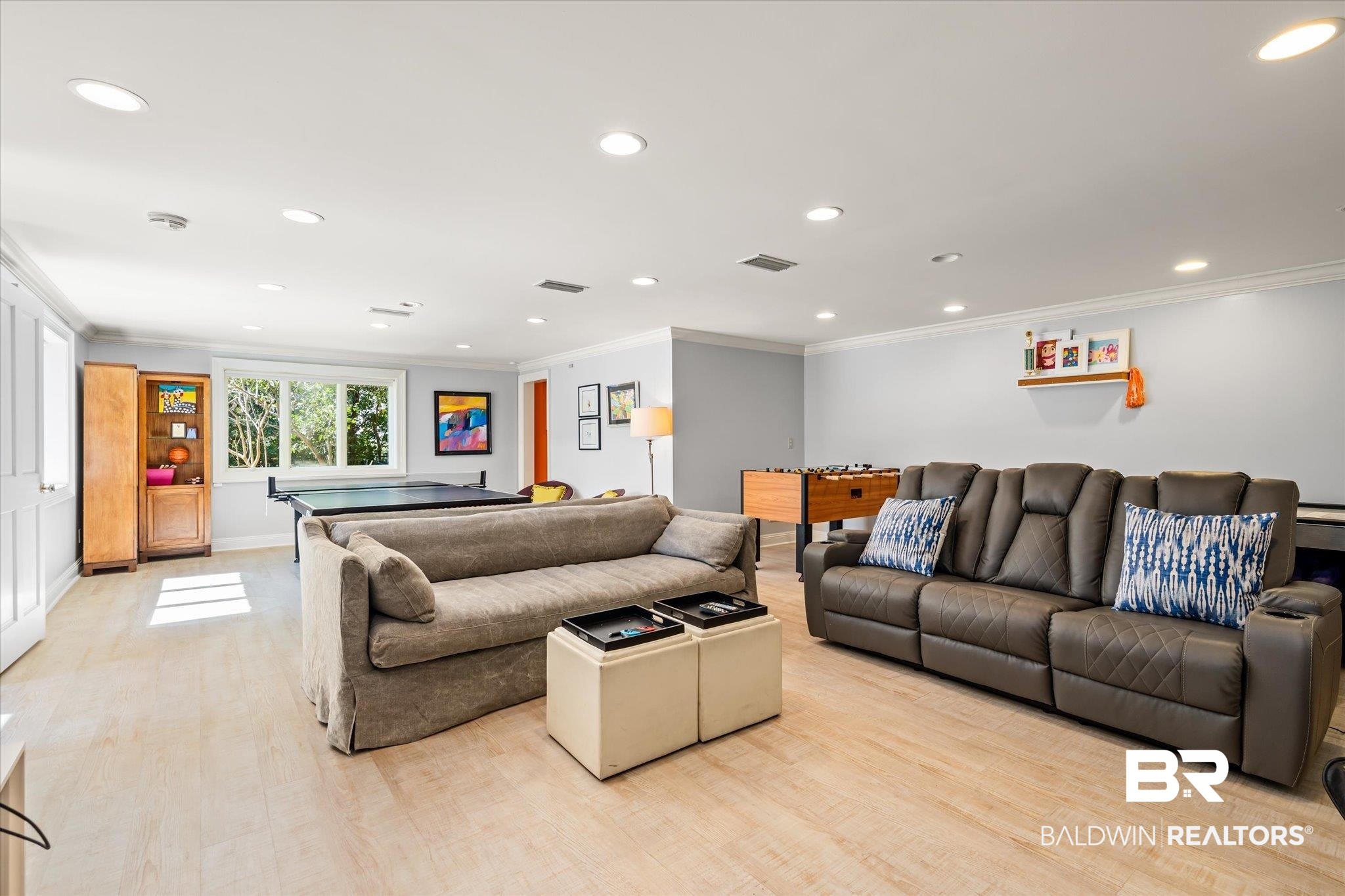 4 Kingsway Mobile, AL 36608 - Photo 30 of 44 Living room featuring crown molding, recessed lighting, and visible vents