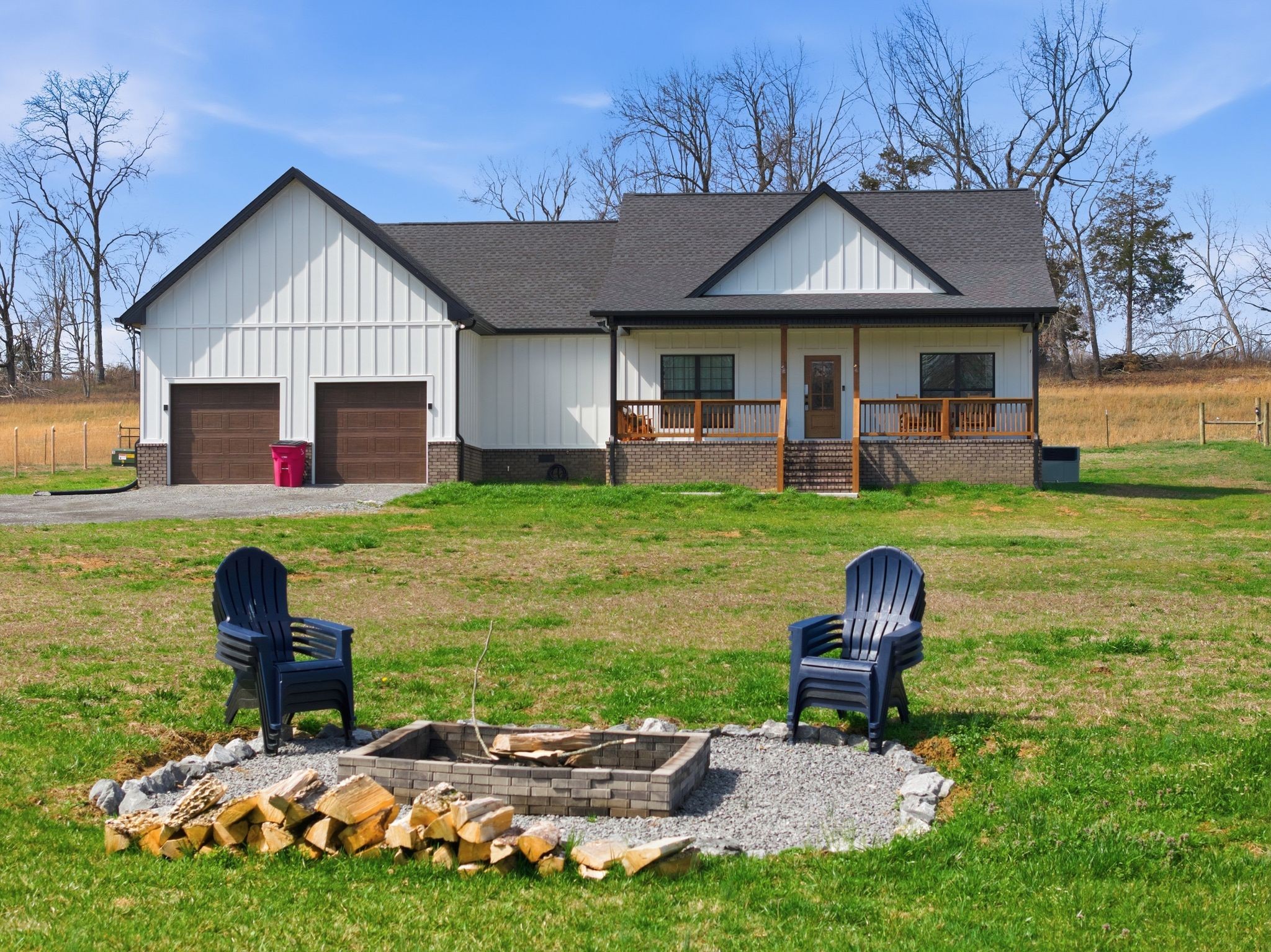 638 Howell Road Westmoreland, TN 37186 - Photo 2 of 41 a front view of a house with garden