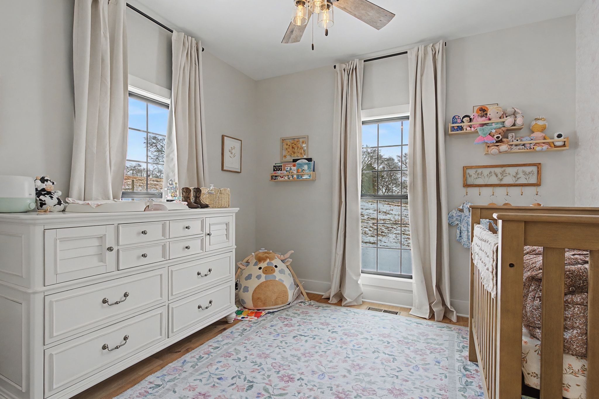 638 Howell Road Westmoreland, TN 37186 - Photo 23 of 41 a room with a dresser and a window