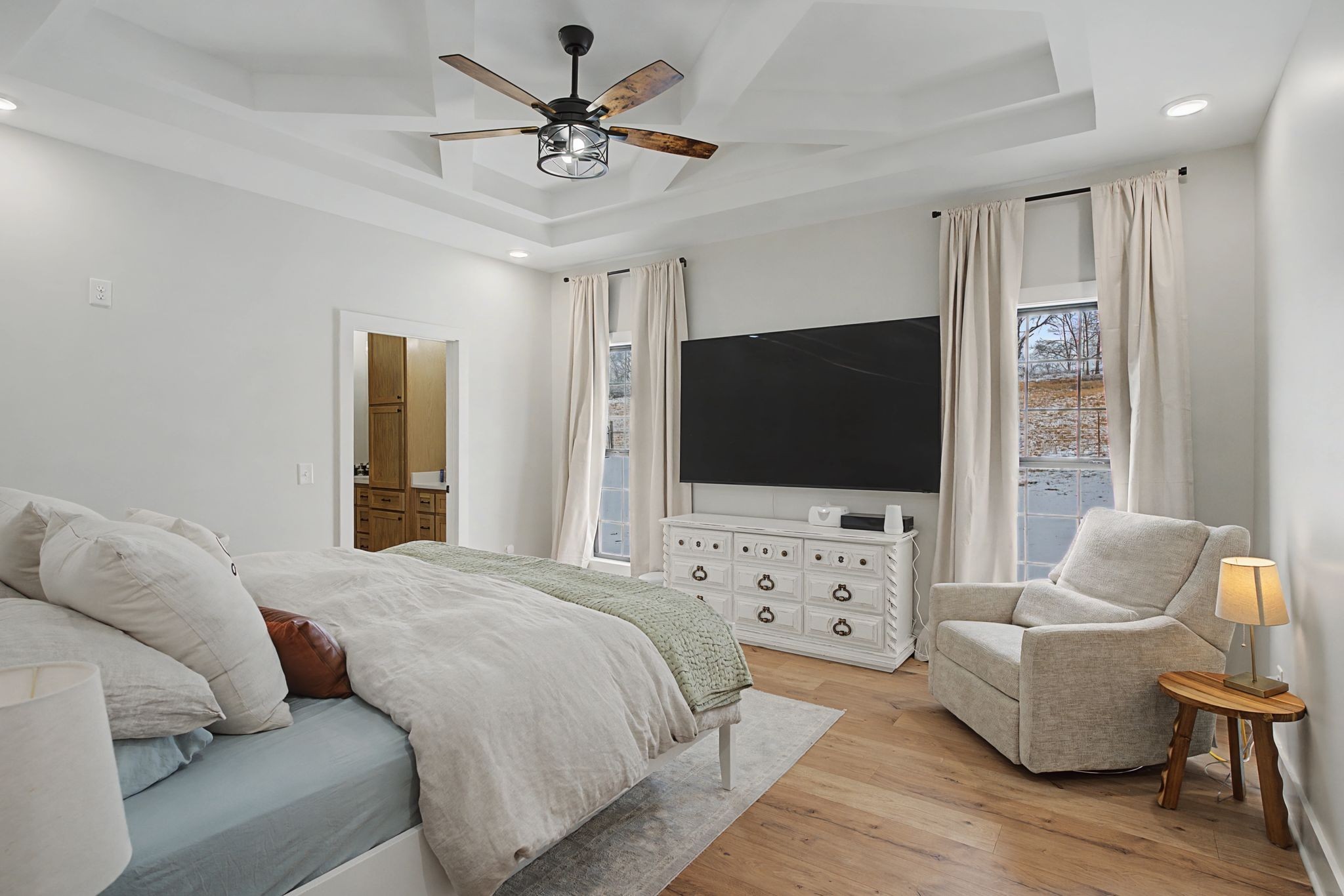 638 Howell Road Westmoreland, TN 37186 - Photo 29 of 41 a living room with furniture and a flat screen tv