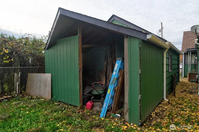 a view of a house with a backyard