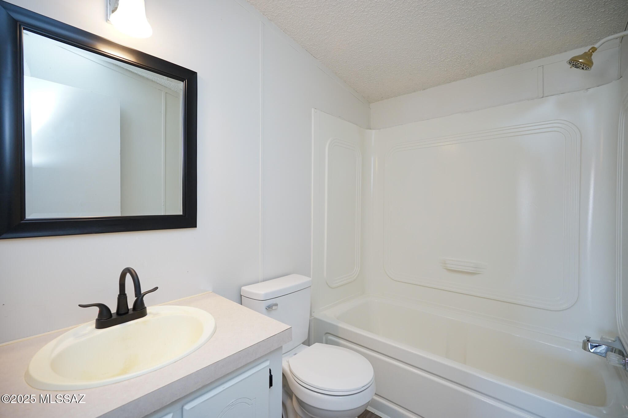 5188 East Phillips Road Willcox, AZ 85643 - Photo 20 of 43 a bathroom with a toilet a sink and a bathtub