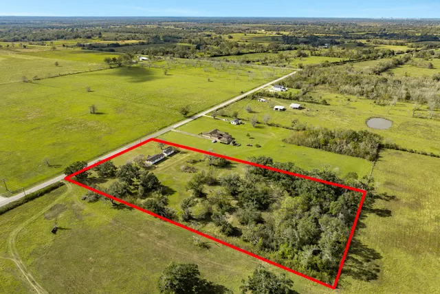 a view of a tennis court