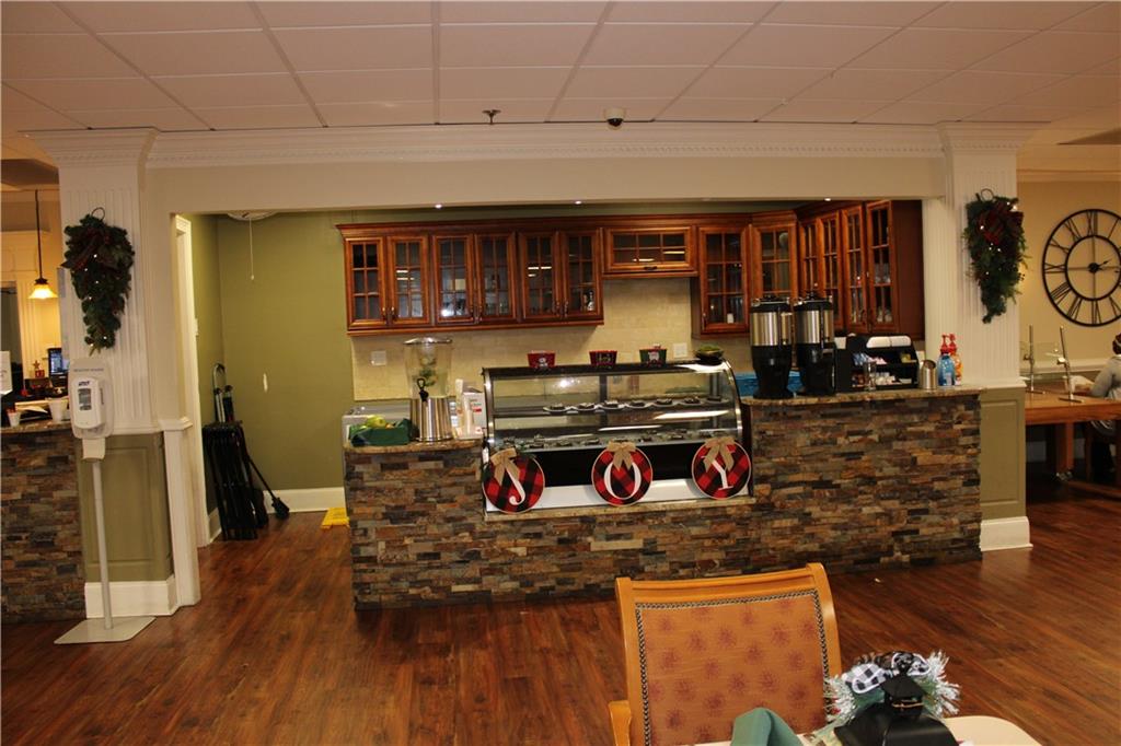 300 Johnson Ferry Road, Unit B802 Atlanta, GA 30328 - Photo 20 of 23 a kitchen with granite countertop a stove and cabinets
