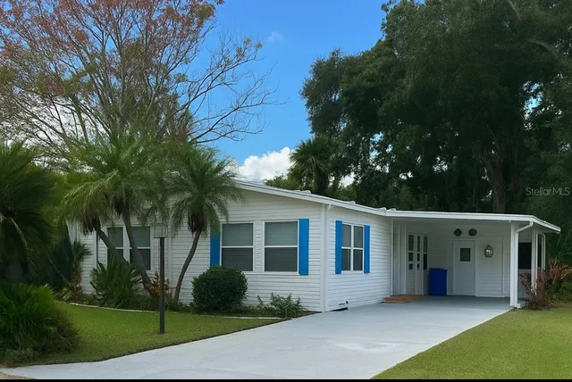 a view of house with a yard