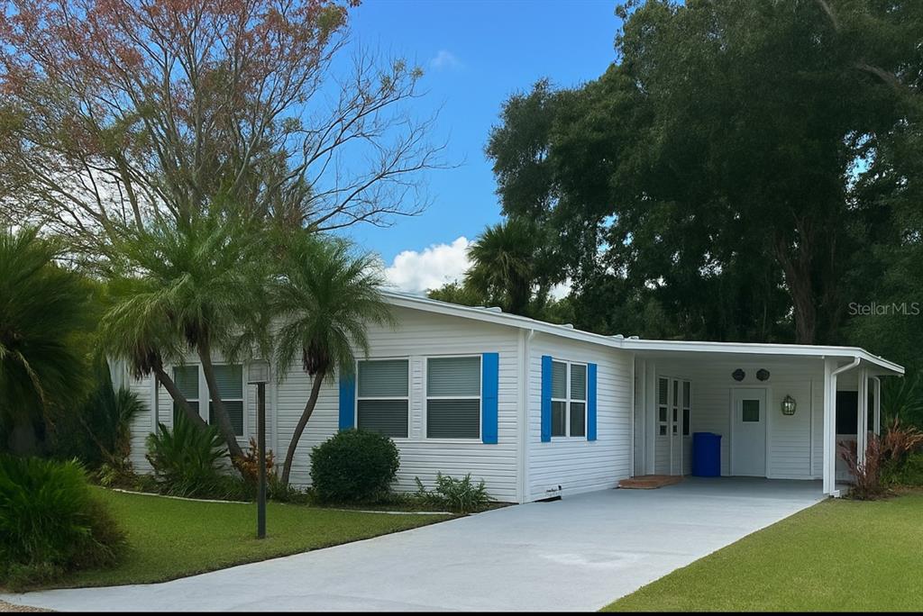 a view of house with a yard