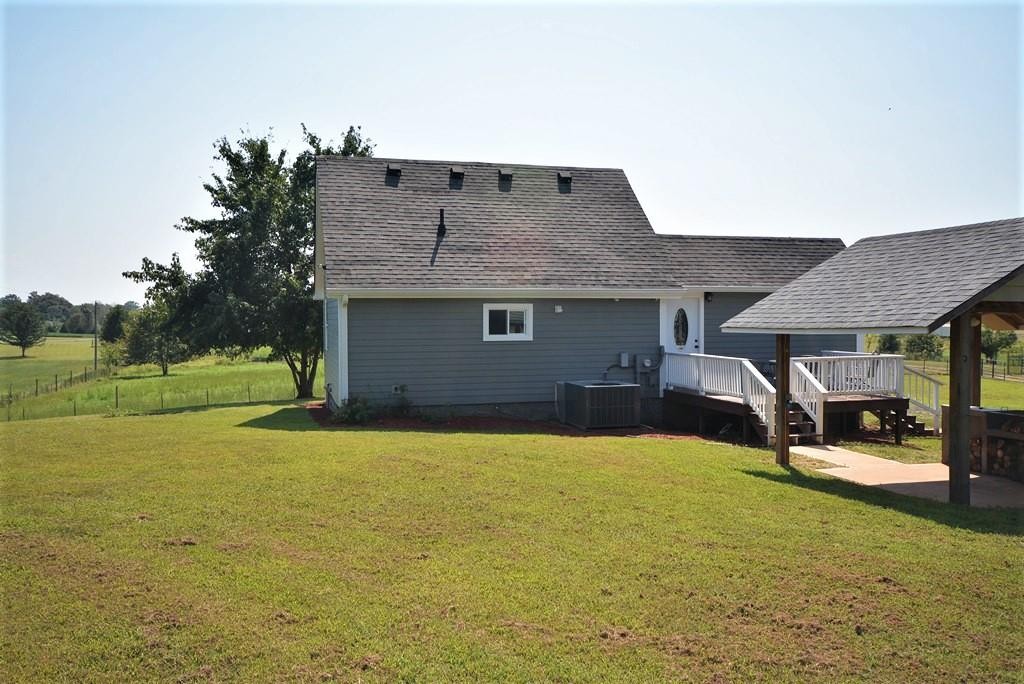 7076N South Lamont Road Springfield, TN 37172 - Photo 8 of 42 a view of a house with backyard and sitting area