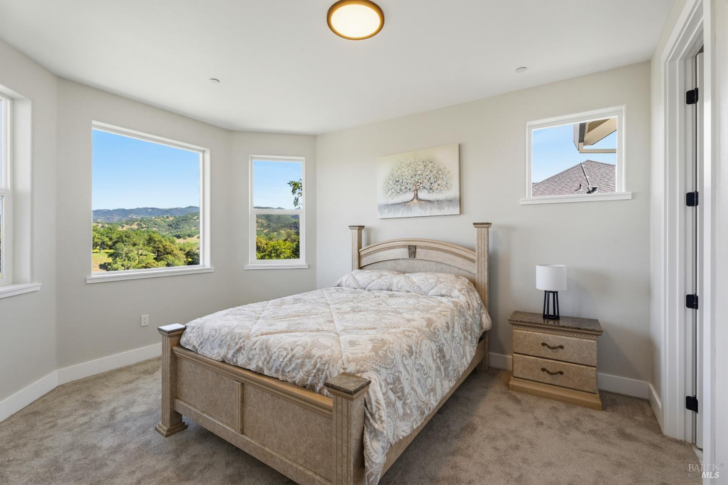 400 Tehuacan Road Ukiah, CA 95482 - Photo 30 of 57 Guest Bedroom with shared bathroom