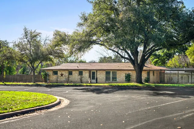 $350,000 | 901 Berrywood Drive, Austin, TX 78753