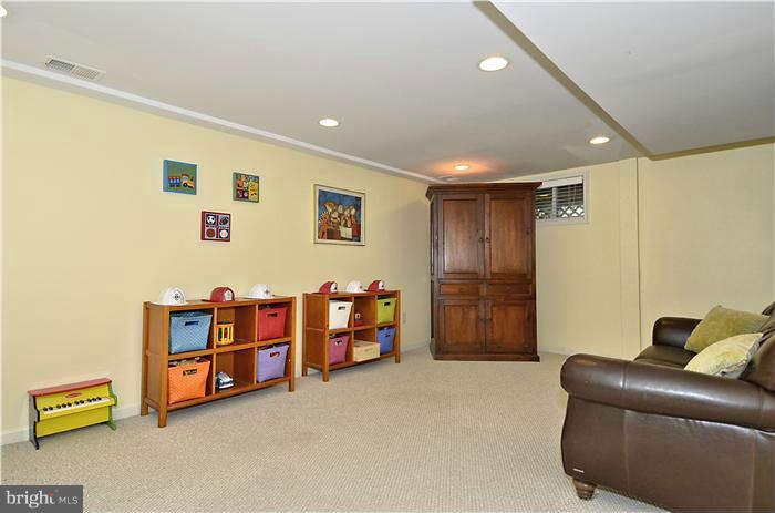 9503 St Andrews Way Silver Spring, MD 20901 - Photo 25 of 30 a livingroom with window