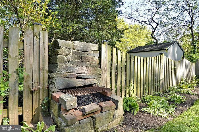9503 St Andrews Way Silver Spring, MD 20901 - Photo 28 of 30 a backyard of a house with lots of green space
