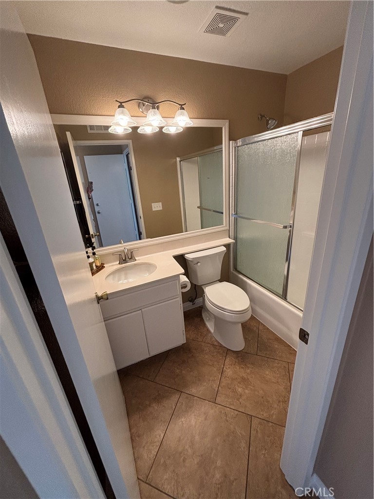 43545 Corte Logrono Temecula, CA 92592 - Photo 18 of 49 a bathroom with a sink a toilet a mirror and tub