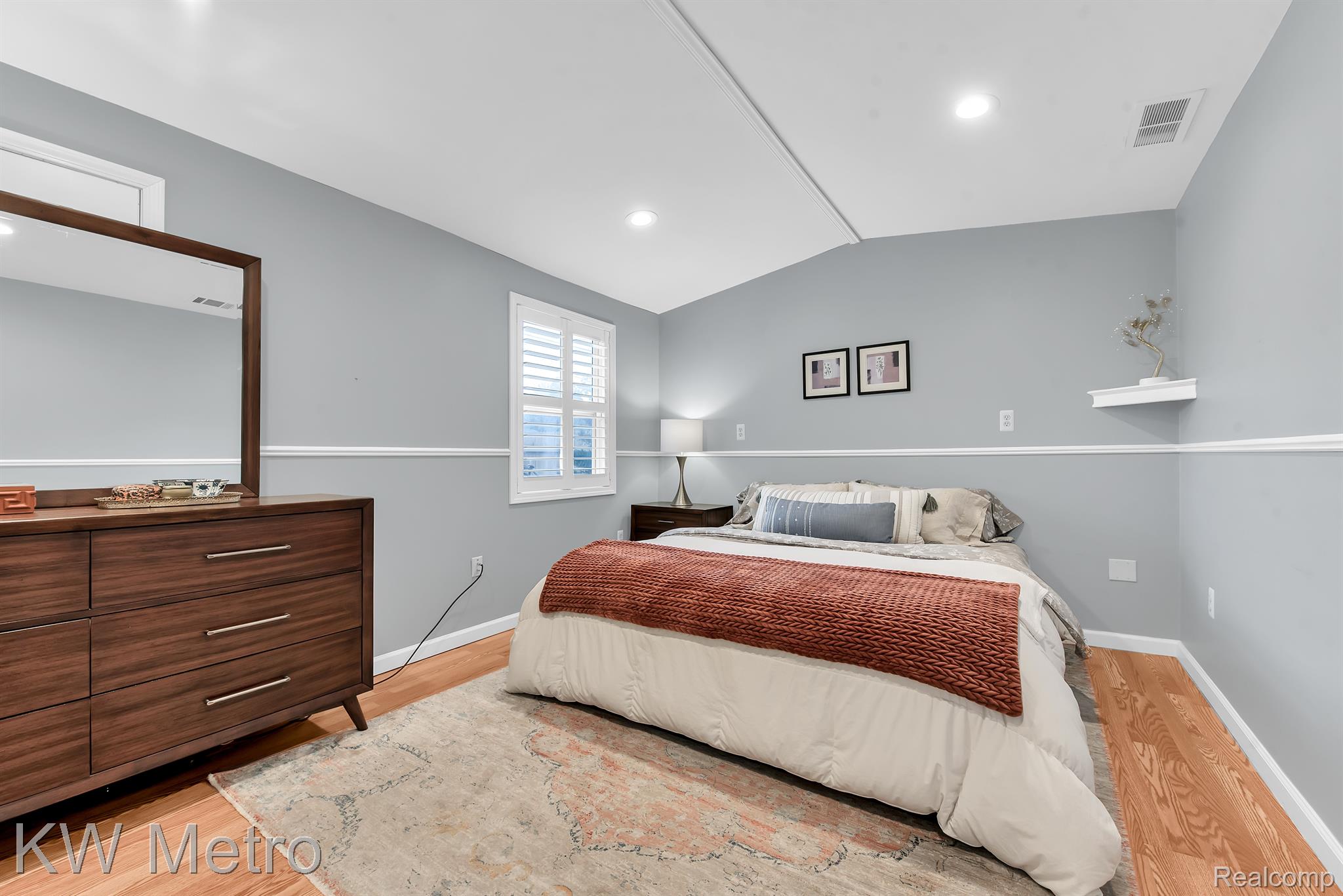 2870 Hartline Drive Rochester, MI 48309 - Photo 15 of 23 Primary bedroom alt view