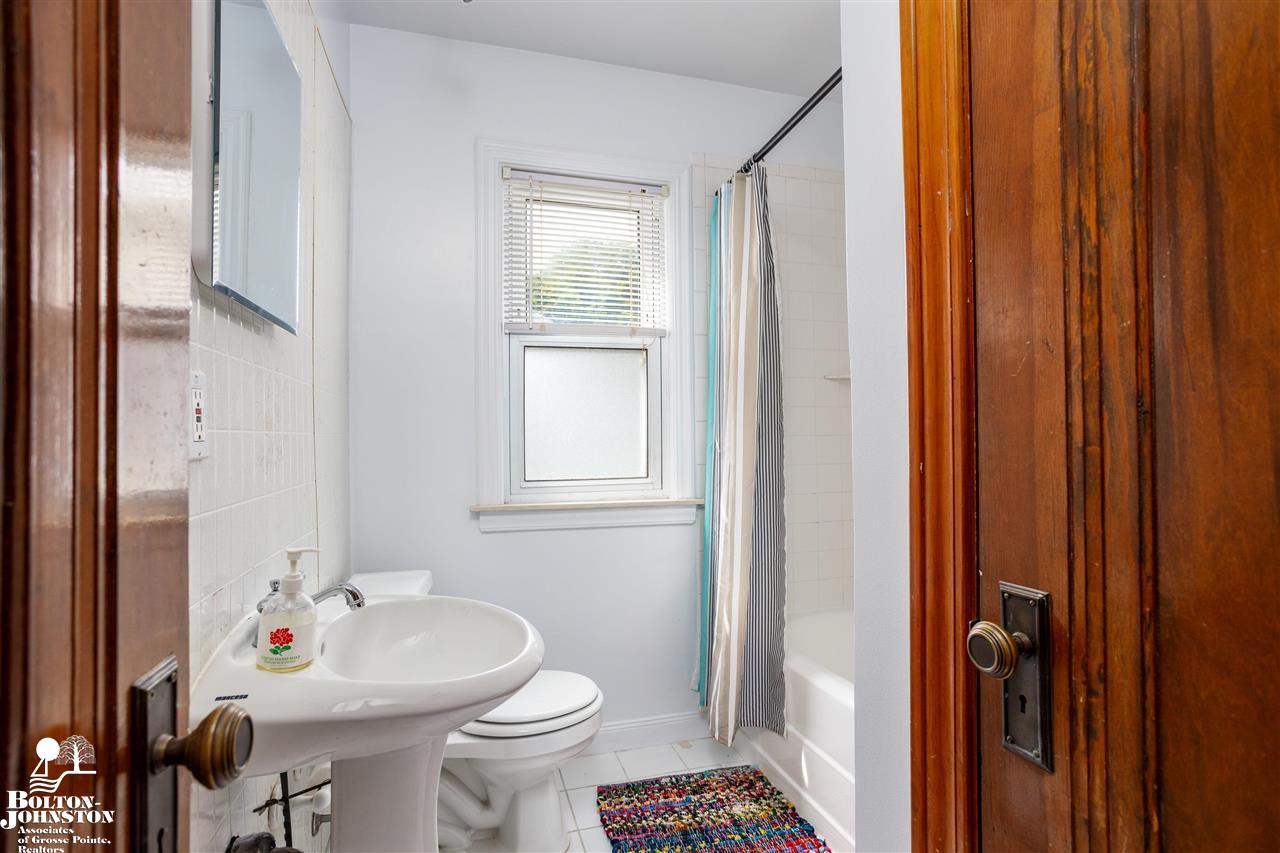 2073 Ridgemont Road Grosse Pointe Woods, MI 48236 - Photo 11 of 21
