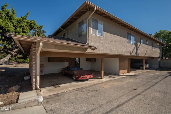a front view of house with yard