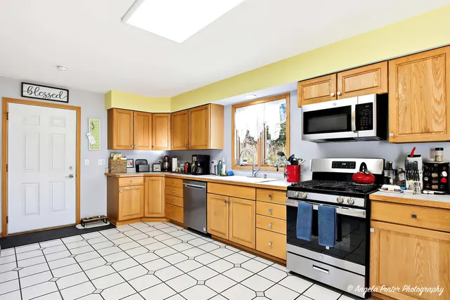 $374,500 | 23209 Cals Court, Harvard, IL 60033