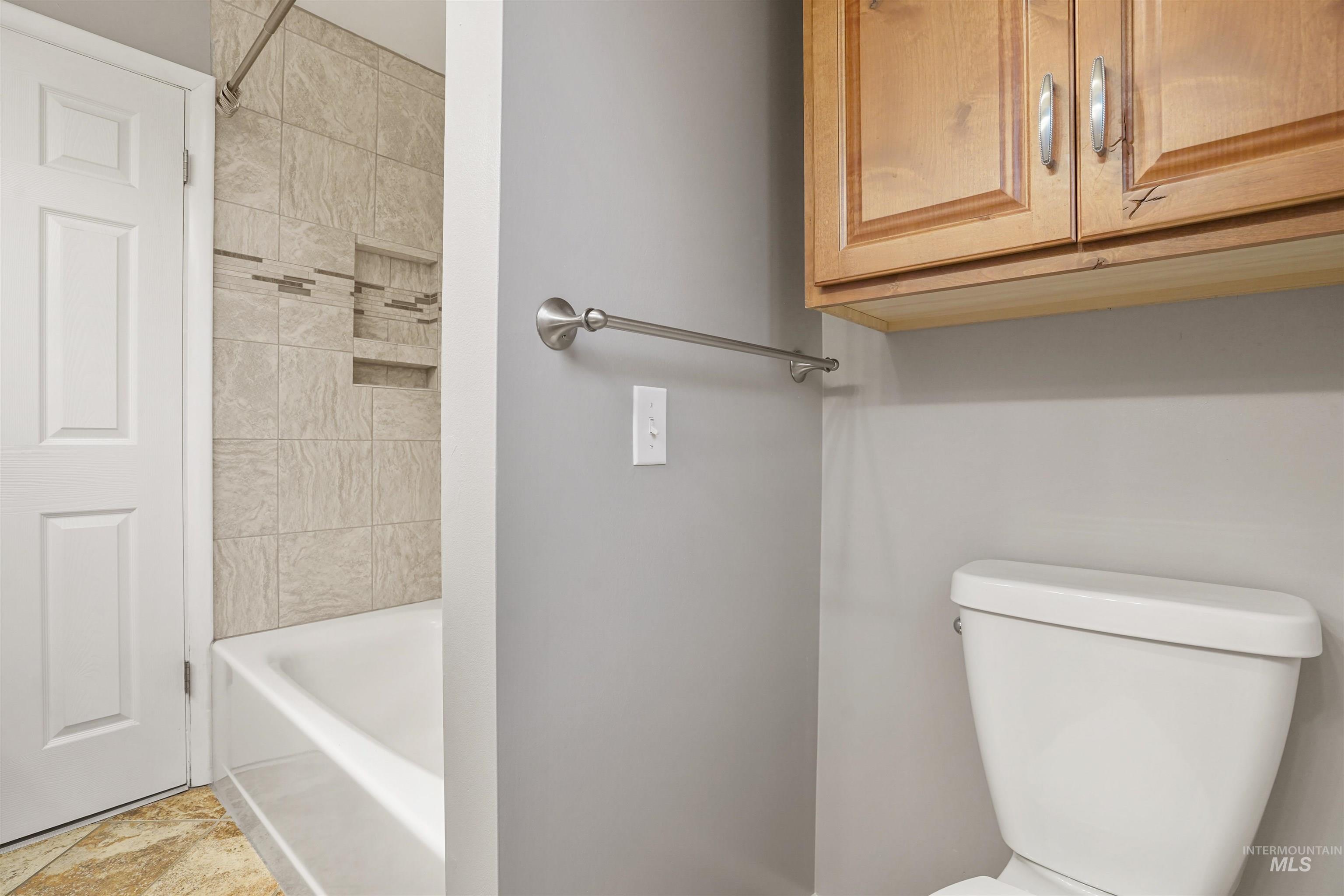 206 Pleasant Way Rupert, ID 83350 - Photo 25 of 33 Bathroom featuring toilet and washtub / shower combination