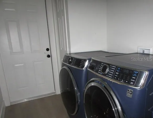a close up view of a washer and dryer