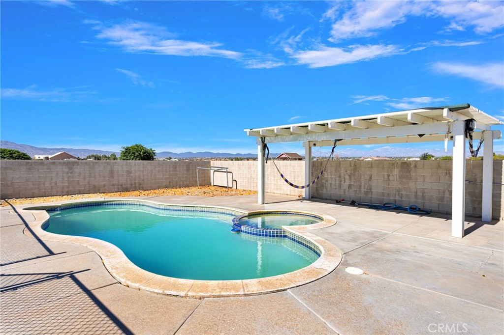 10080 Deep Creek Road Apple Valley, CA 92308 - Photo 7 of 55