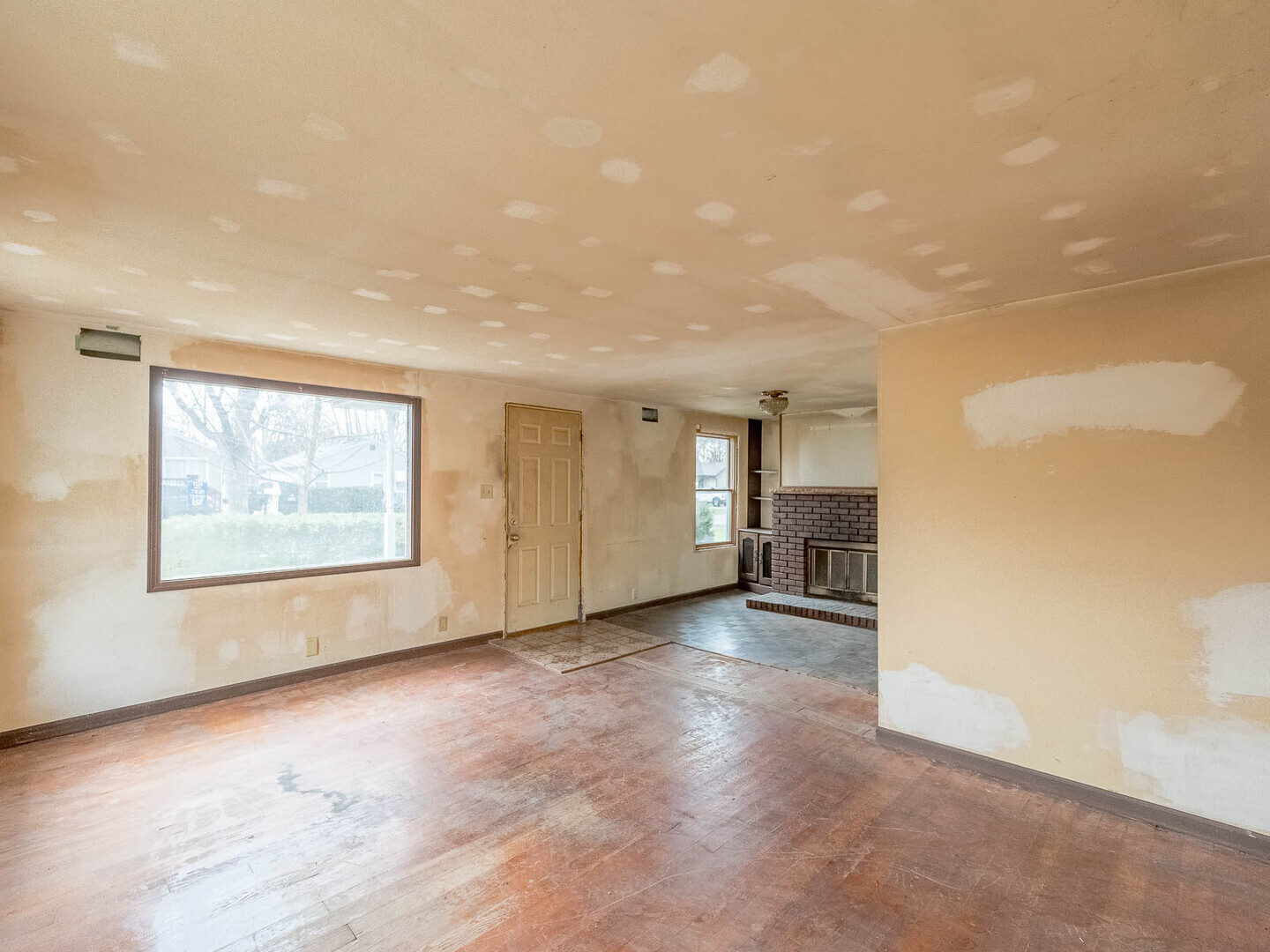 208 Independence Avenue Joliet, IL 60433 - Photo 2 of 8