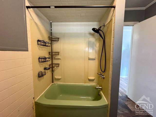 207 Stottville Road Hudson, NY 12534 - Photo 12 of 33 a bathroom with a tub