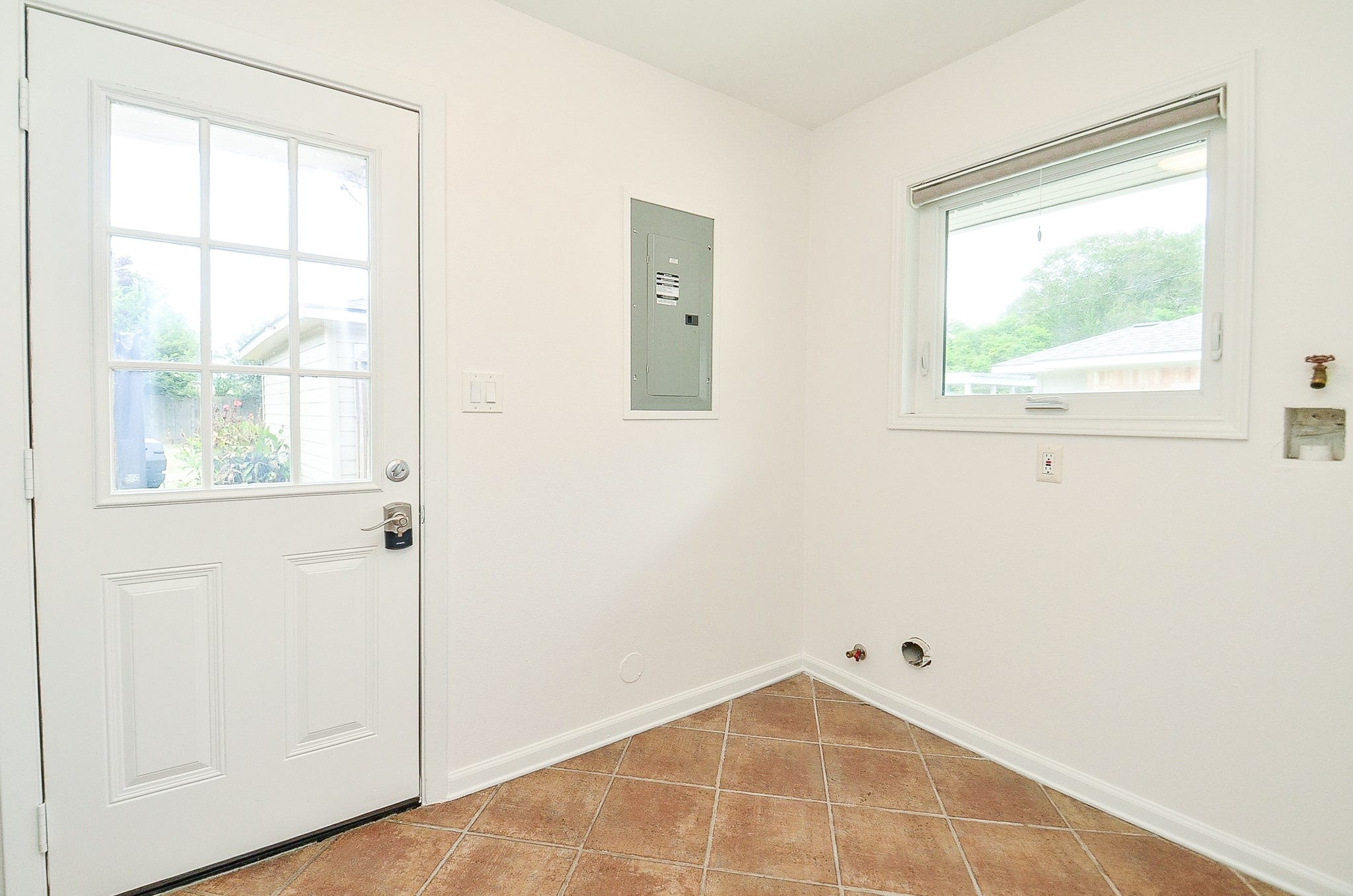 5127 Hummingbird Street Houston, TX 77035 - Photo 25 of 34 The utility room is at the back of the house.