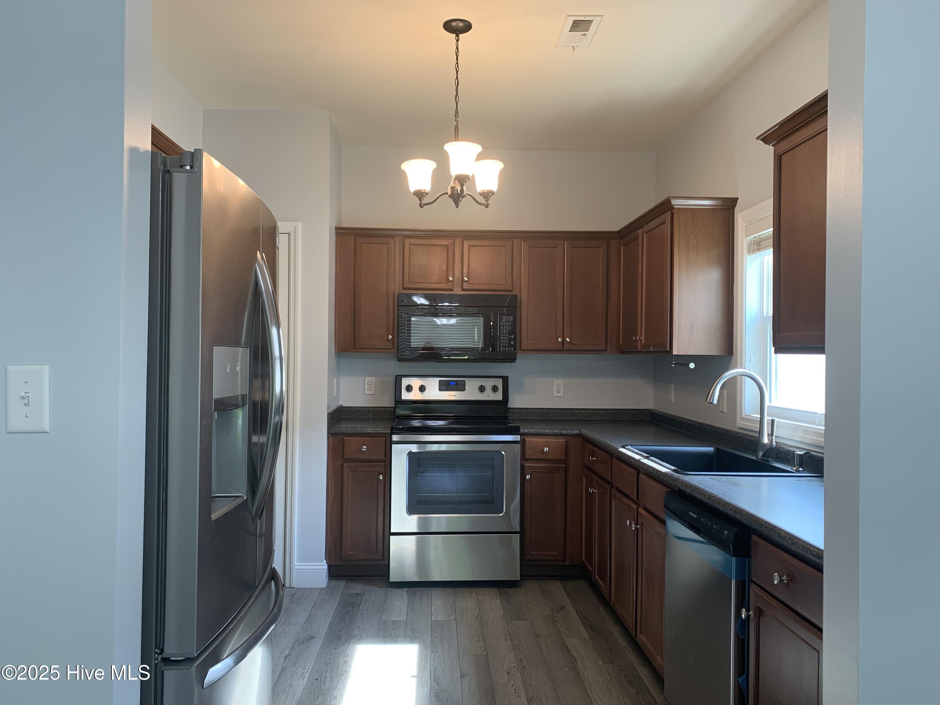 414 Peregrine Ridge Drive New Bern, NC 28560 - Photo 7 of 21 738F470F-C3B4-4E10-80EE-01A0F4A3655E