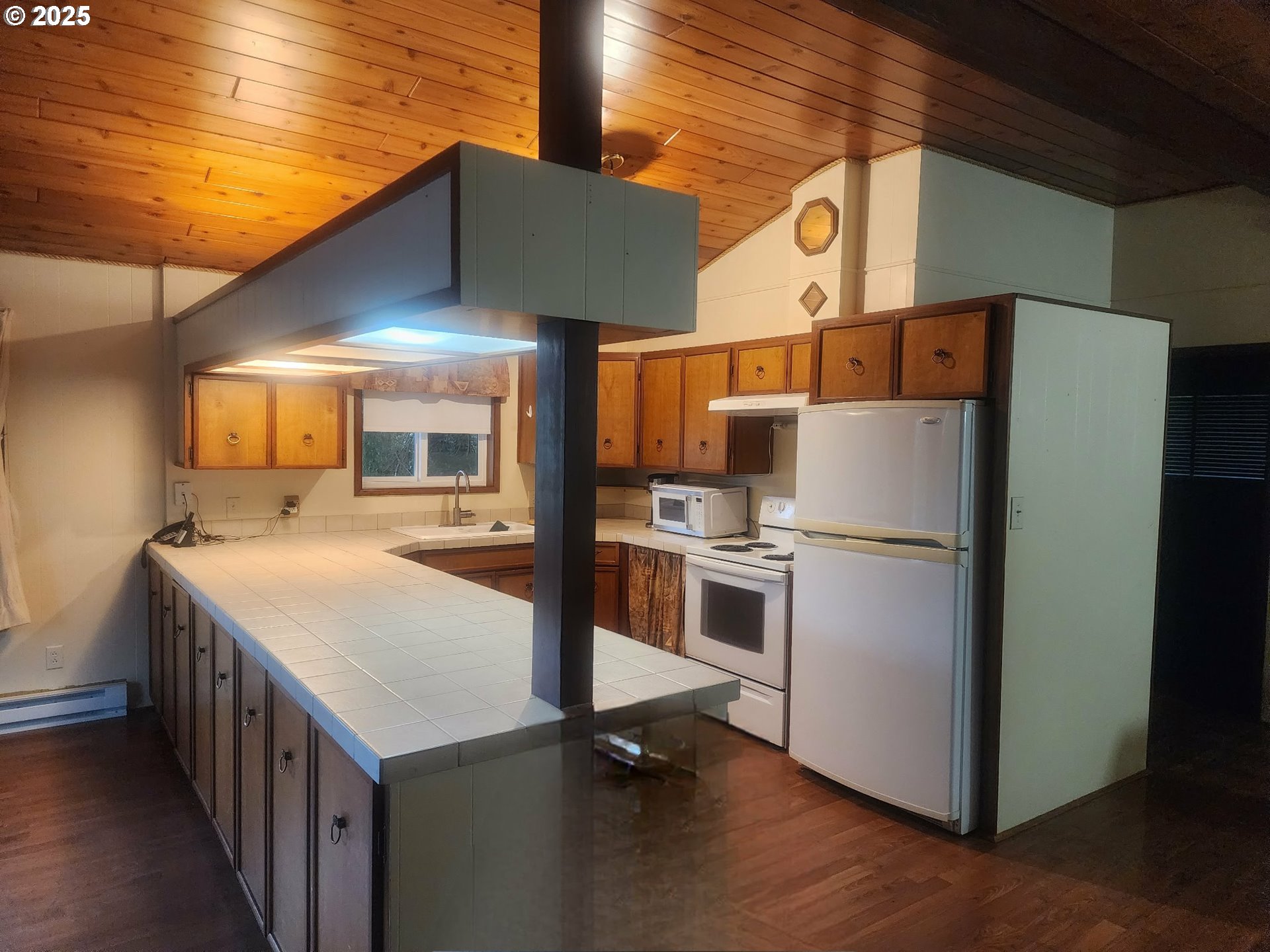 763 North Tenmile Lakeside, OR 97449 - Photo 18 of 47 a kitchen with refrigerator and stove
