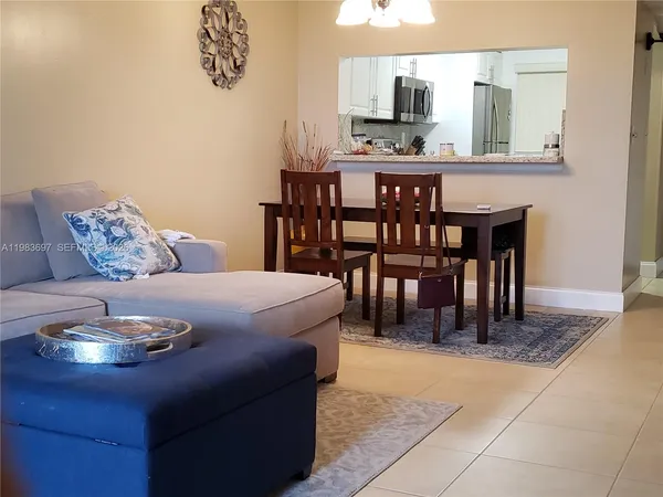 $2,250 | 9520 Seagrape Drive, Unit 303, Davie, FL 33324
