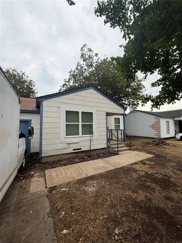 a view of a house with a yard and garage