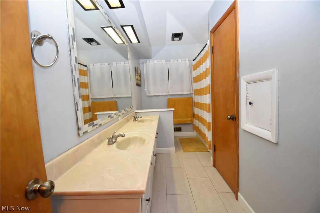8743 Warwick Road Southeast Warren, OH 44484 - Photo 12 of 35