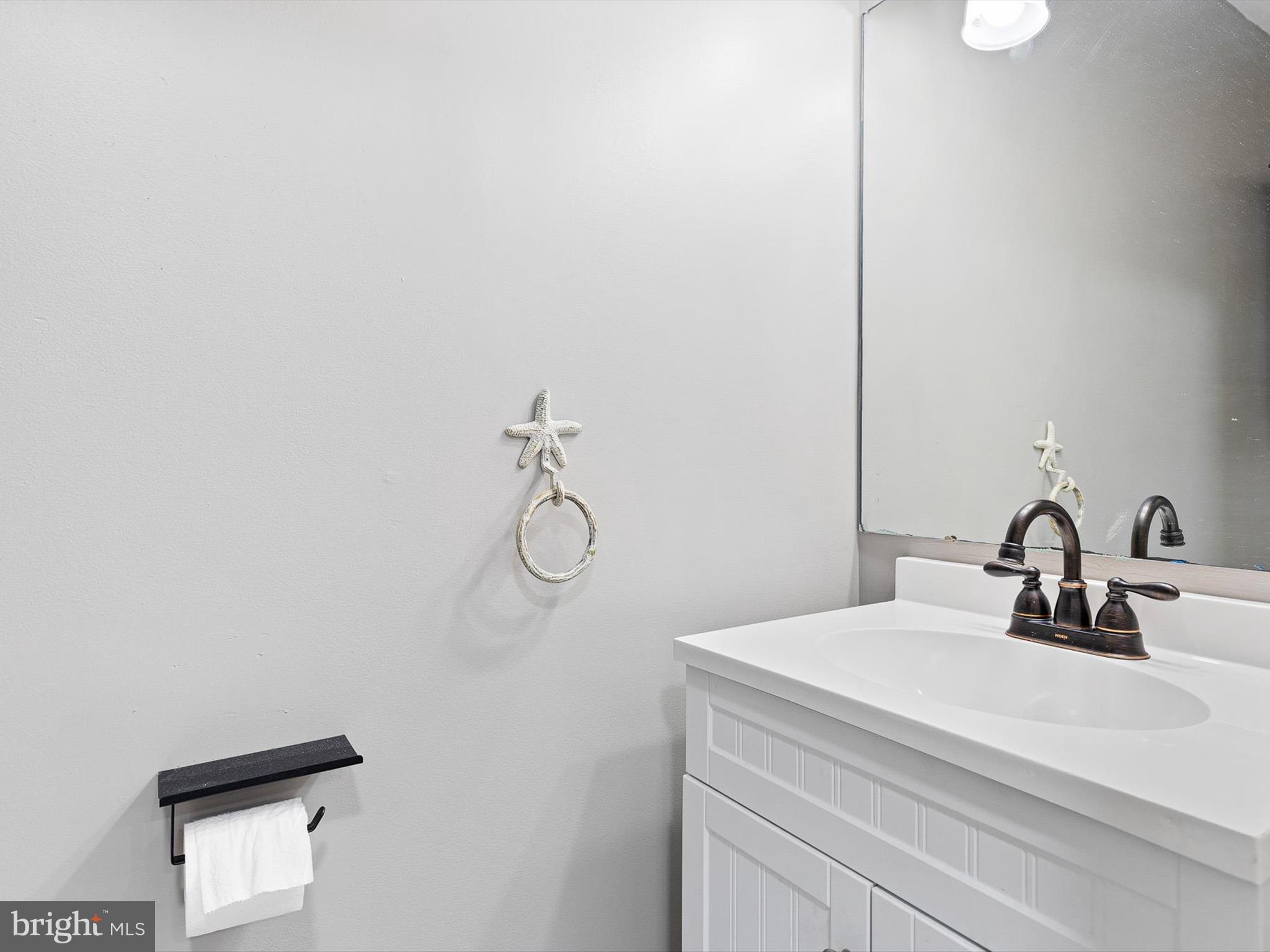 34 Dovetree Drive Newark, DE 19713 - Photo 27 of 29 a bathroom with a sink and a mirror