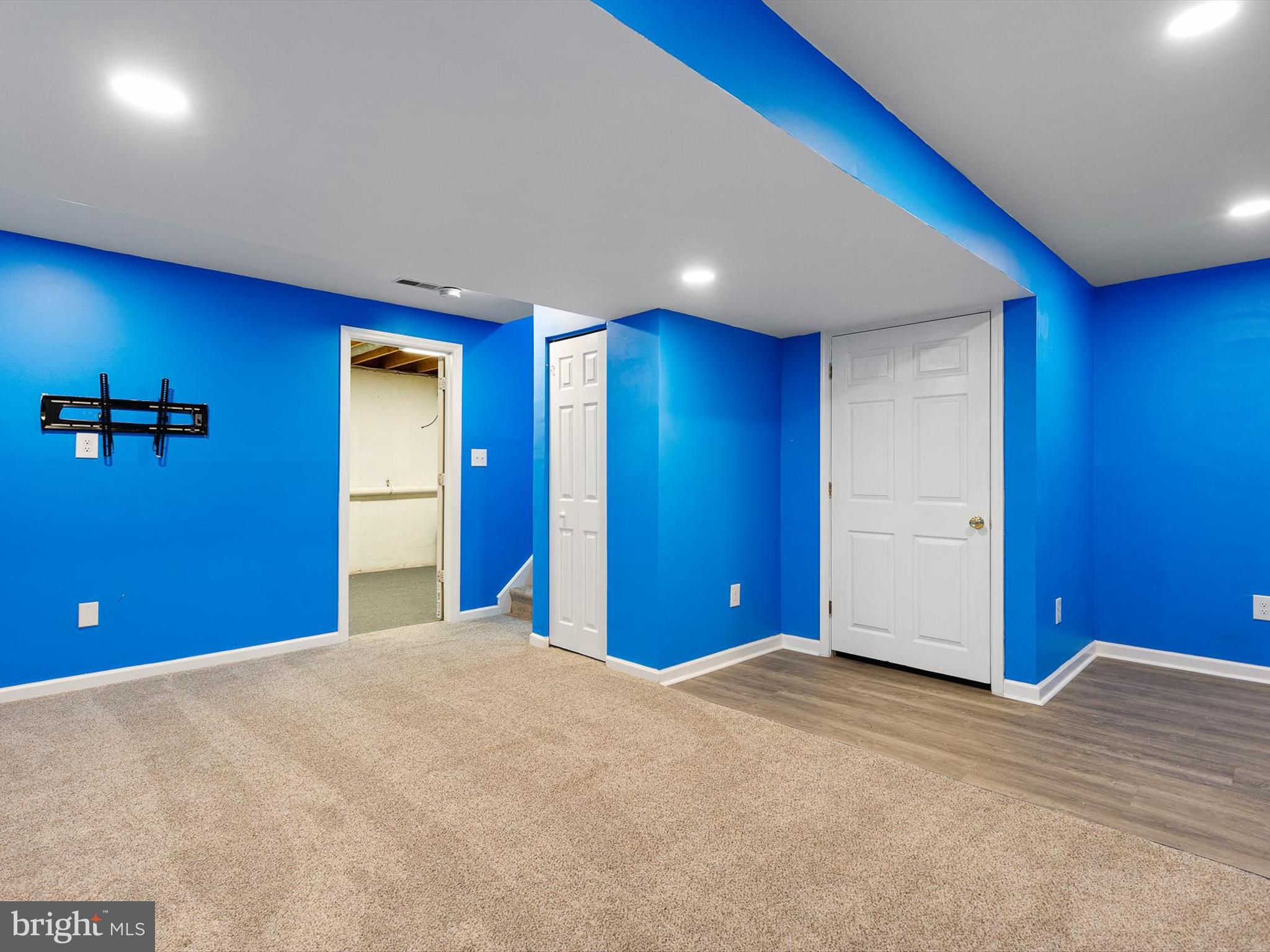 34 Dovetree Drive Newark, DE 19713 - Photo 5 of 29 a view of a livingroom with a workspace