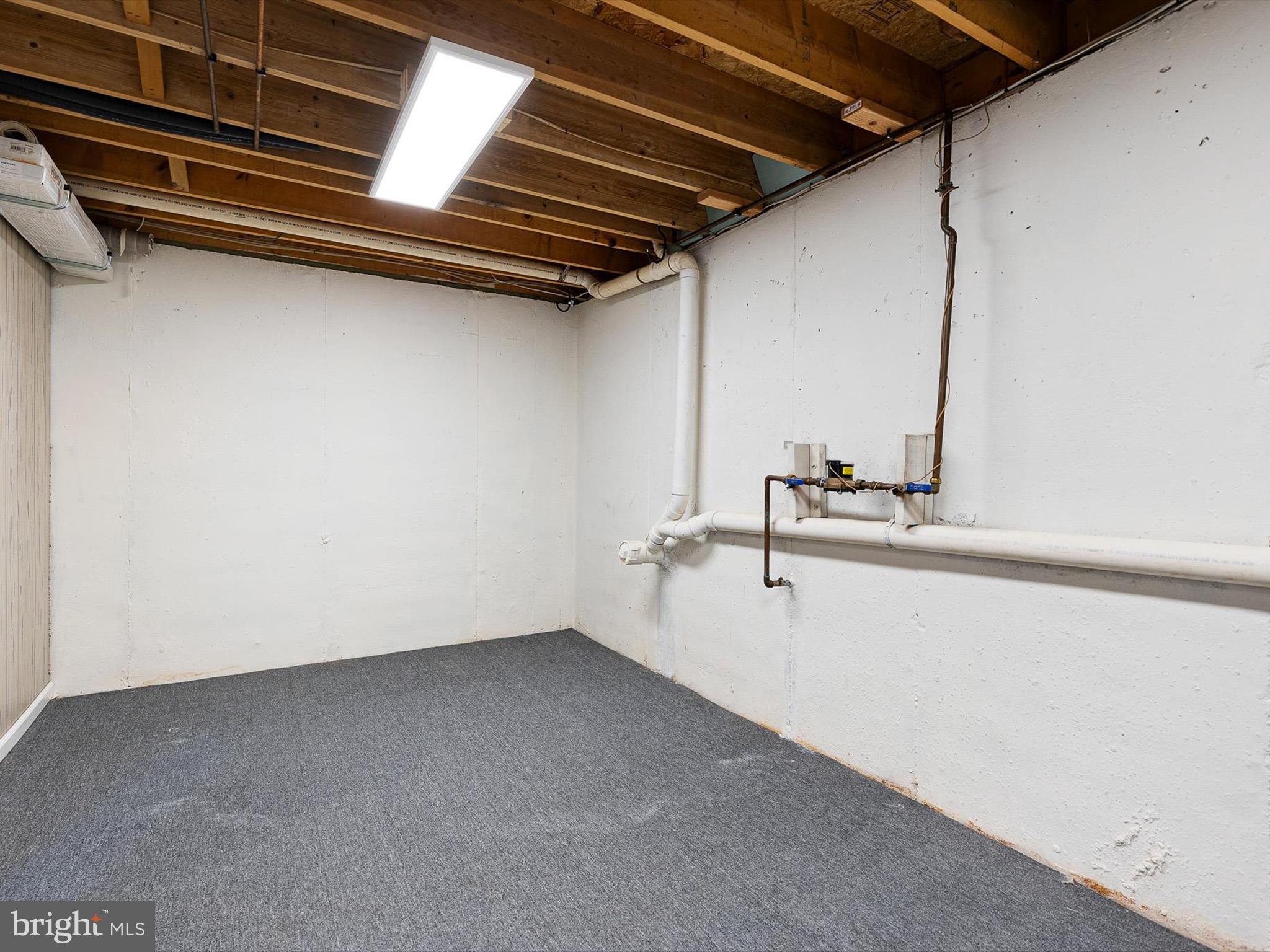 34 Dovetree Drive Newark, DE 19713 - Photo 7 of 29 a view of a refrigerator and window