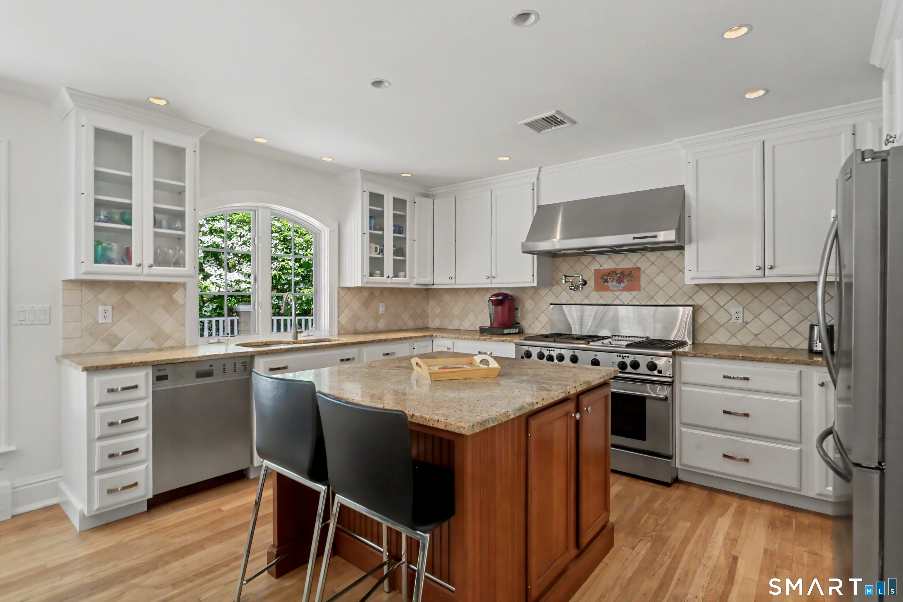 186 Compo Road South Westport, CT 06880 - Photo 8 of 40 The Kitchen has an island/breakfast bar