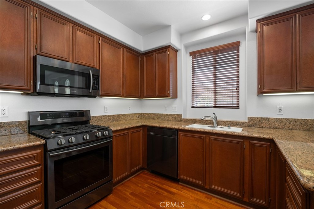 35 Viburnum Way Ladera Ranch, CA 92694 - Photo 11 of 32 Kitchen