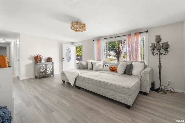 $188,000 | 1111 Kern Road, Washington, IL 61571