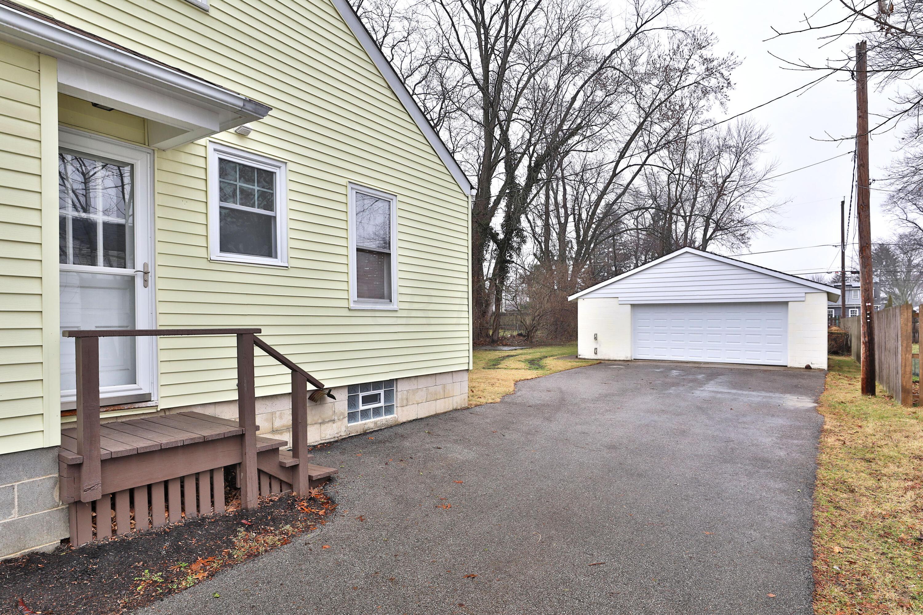 630 Garden Road Columbus, OH 43214 - Photo 37 of 41 Driveway