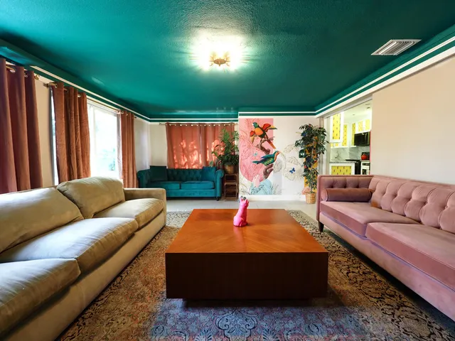 a view of a back yard