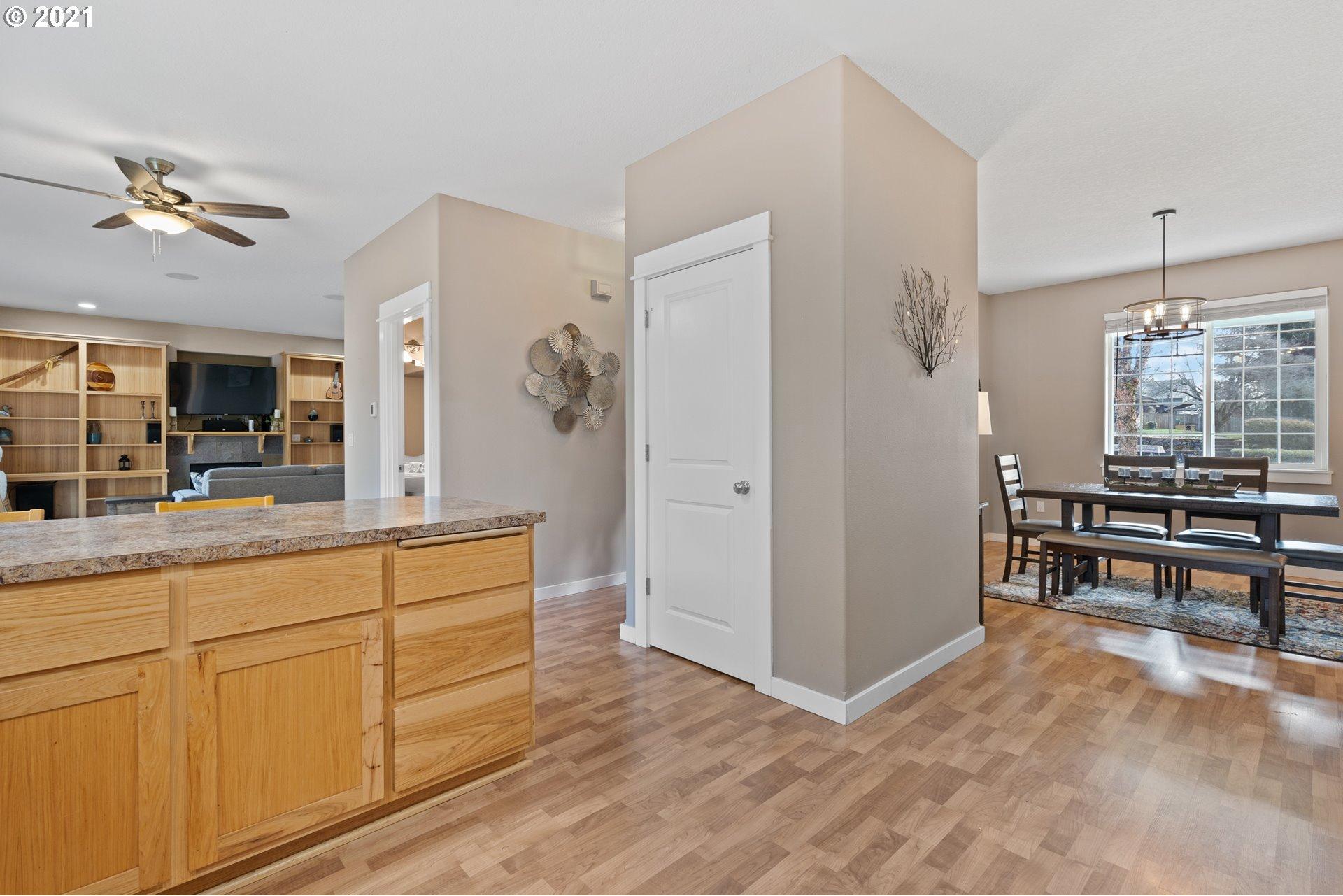 310 West Division Street Ridgefield, WA 98642 - Photo 9 of 32 Kitchen/Dining Room