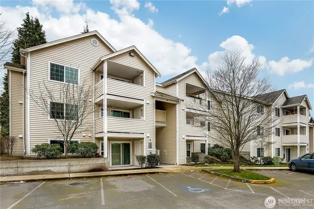 $259,999 | 11915 Roseberg Avenue South, Unit 204, Burien, WA 98168