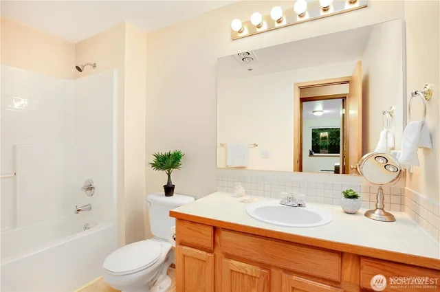 $259,999 | 11915 Roseberg Avenue South, Unit 204, Burien, WA 98168