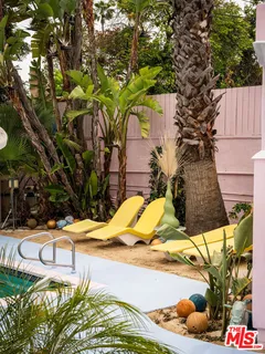 a view of backyard of the house