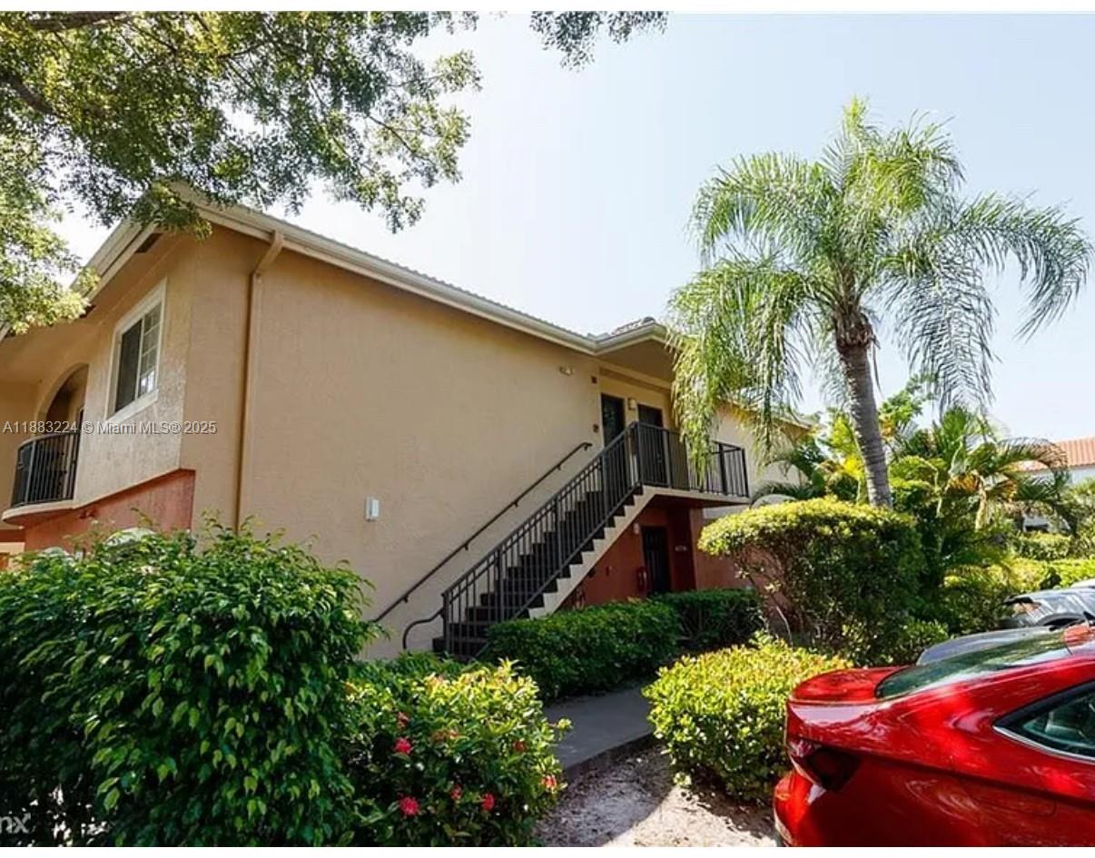 4183 Haverhill Road, Unit 703 West Palm Beach, FL 33417 - Photo 4 of 14 a backyard of a house with lots of green space