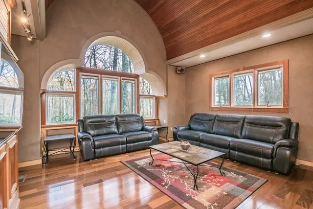 $895,000 | 29 Rattle Hill Road, Southampton, MA 01073