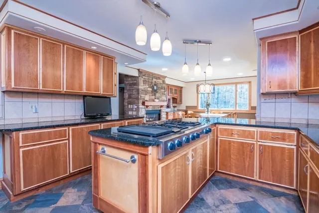 $875,000 | 29 Rattle Hill Road, Southampton, MA 01073