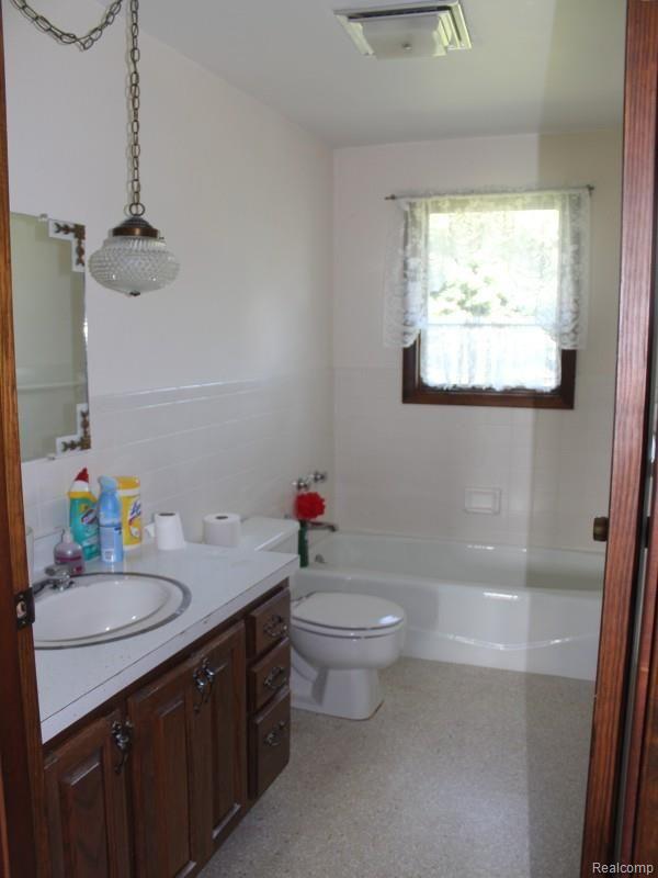 5506 full bath.jpg