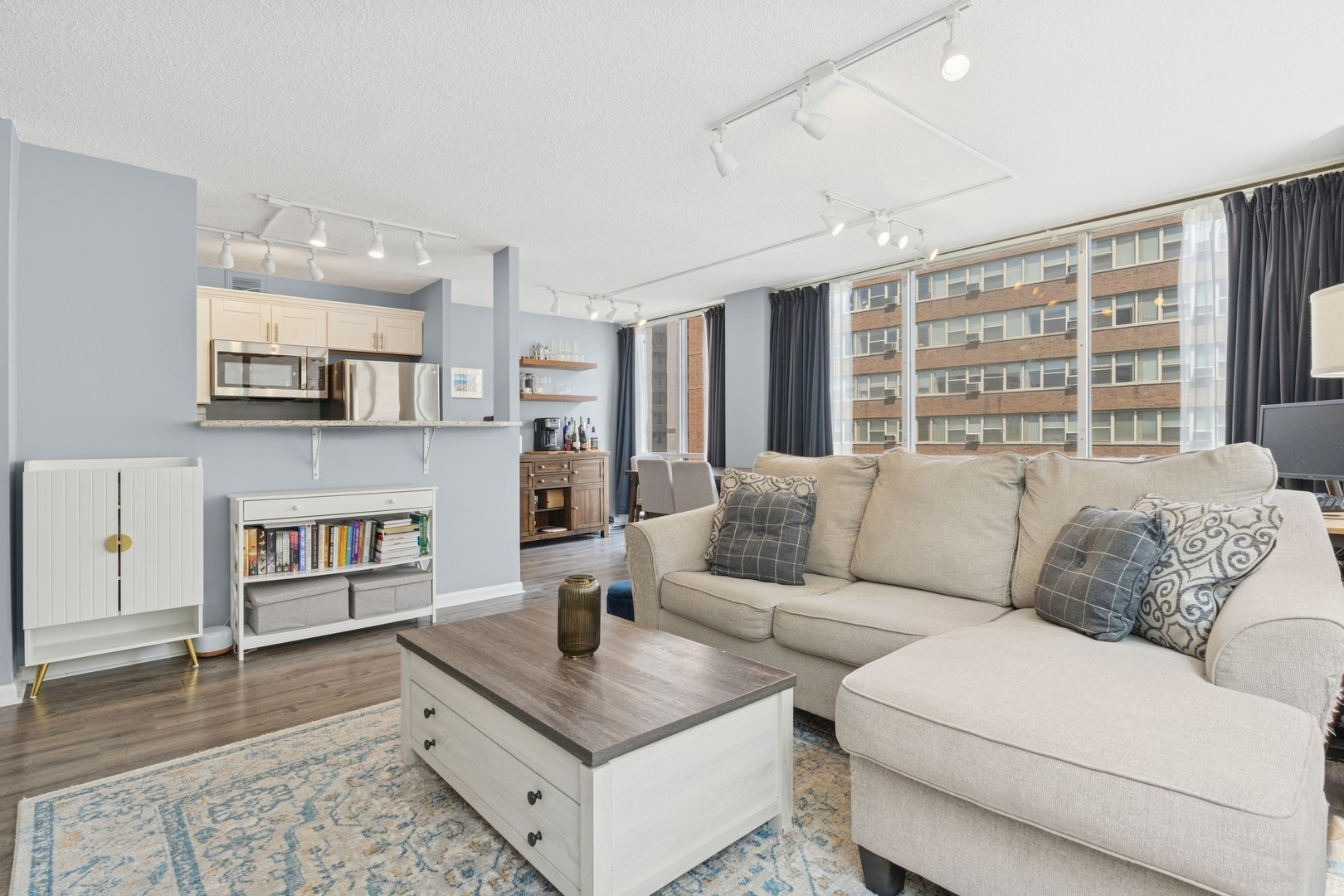3110 North Sheridan Road, Unit 801 Chicago, IL 60657 - Photo 3 of 12 Gallery Image 3