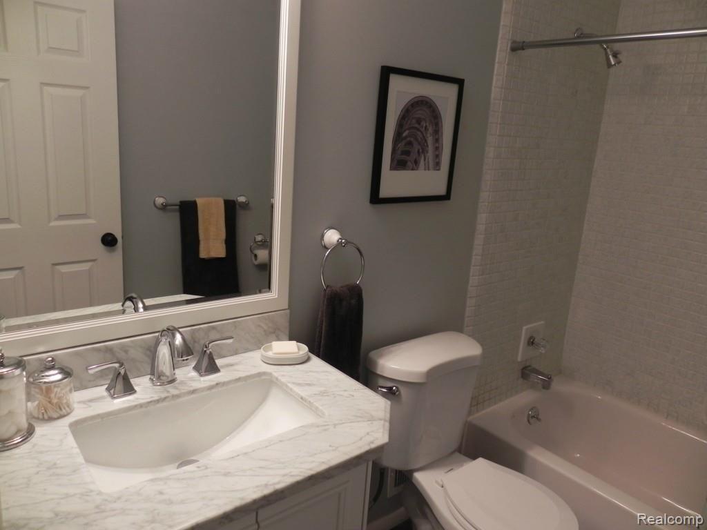 23251 Farmington Road Farmington, MI 48336 - Photo 29 of 40